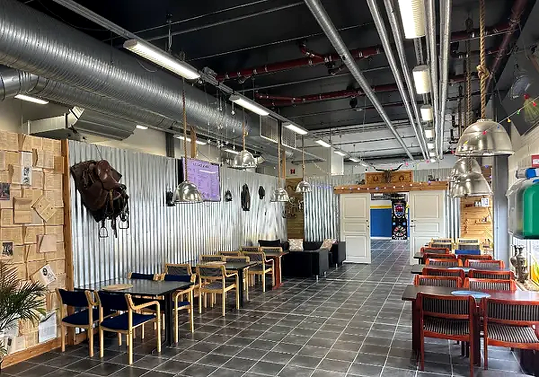Fudis House ravintolan sisätilat Tuomarilassa Espoossa — viihtyisä ruokailutila